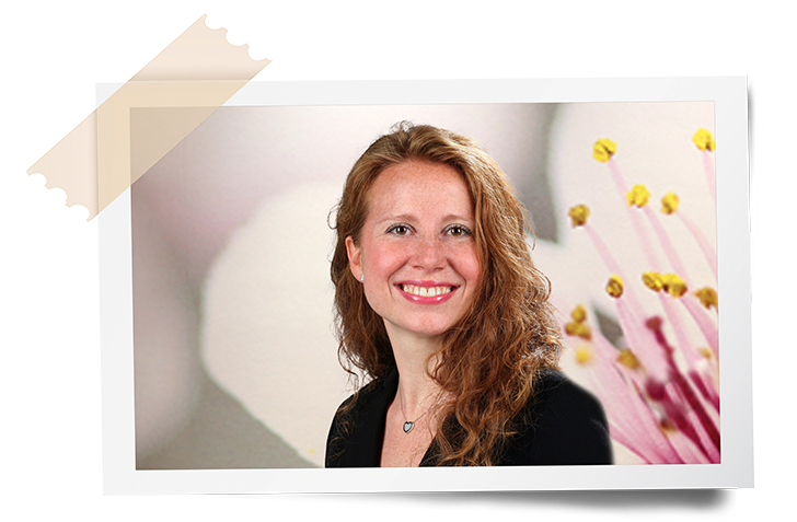 Dr. med. Ljubica Dukic-Stojanovic angestellter Fachärztin im Kinderwunschzentrum Karlsruhe, vor einem floralen Hintergrund. Das Bild ist im Polaroid-Stil gehalten und oben links mit einem Klebeband fixiert.